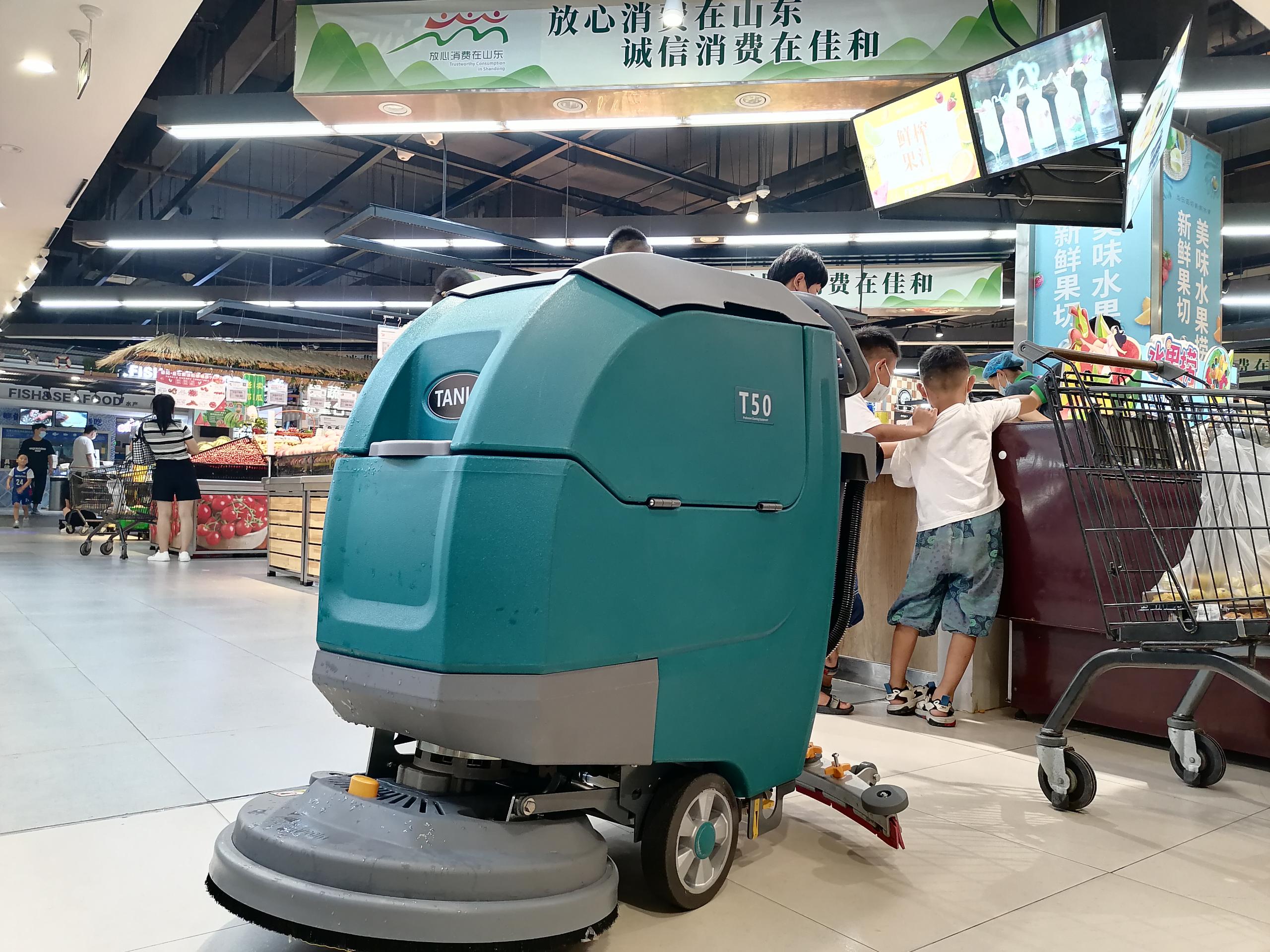 發(fā)現(xiàn)手推式洗地機越推越重這是什么原因？
