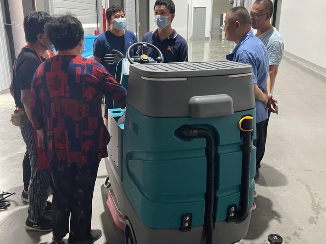 物業老板在地下車庫用的洗地機（一 ）