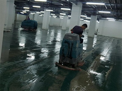 青島某小區地下車庫進水，租賃坦能駕駛式洗地機T17、T7救場